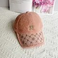 Berretto rosa in lana di agnello con logo R in metallo e fiori di strass sulla visiera - Taglia Adulto (Regolabile) / Rosa