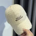 Detail van HELLO WEEKEND borduursel op de crème faux kasjmier baseballpet voor de winter - Broken Wit