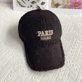 Dettaglio cappellino nero in pile con ricamo PARIS dorato e tesa decorata con piccoli strass - Taglia Adulto (Regolabile) / Nero