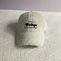 Dettaglio del cappello da baseball in pile bianco crema con ricamo vintage a rilievo - Taglia Adulto (Regolabile) / Bianco