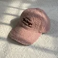 Détail d'une casquette rose en polaire avec broderie vintage sur texture douce bouclée - Taille Adulte (Réglable) / Rose