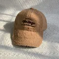 Gros plan sur la texture épaisse en polaire et la broderie vintage de la casquette kaki - Taille Adulte (Réglable) / Kaki