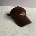 Détail de la casquette de baseball en laine d'agneau marron avec broderie dorée - Taille Adulte (Réglable) / Café