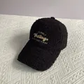 Dettaglio di un cappello da baseball in pile nero con ricamo vintage su tessuto - Taglia Adulto (Regolabile) / Nero