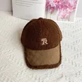 Dettaglio del cappello in pile teddy marrone con logo R in metallo e visiera stampata - Taglia Adulto (Regolabile) / caffè
