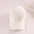 Dettaglio del cappello da baseball in maglia bianca con motivo a trecce e tesa a coste - Taglia Adulto (Regolabile) / Bianco