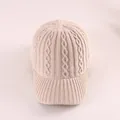 Dettaglio della trama a trecce beige e della tesa a coste del cappello invernale - Taglia Adulto (Regolabile) / Beige