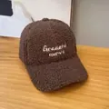 Nahaufnahme der dunkelbraunen Sherpa-Baseballkappe mit weißer Graceful Curve Stickerei - Erwachsenengröße (Verstellbar) / Kaffeebraun