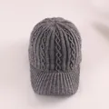 Dettaglio del berretto grigio lavorato a maglia con motivi a rombi e trama morbida - Taglia Adulto (Regolabile) / Grigio
