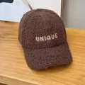 Dettaglio del ricamo UNIQUE sul cappellino da baseball invernale marrone scuro - Adulto, Regolabile / Stile Ricamo UNIQUE (A23426) / caffè