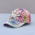 Détail de feuille d'érable en strass et perles sur casquette tie-dye pour femme - Adulte, Réglable / Arc-en-ciel