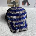 Détail de la casquette de luxe avec strass bleus et argentés denses sur tissu noir chic - Noir (Strass Bleus et Argentés)