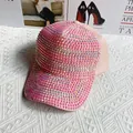 Gros plan des strass colorés étincelants et du filet rose sur une casquette de baseball - Rose (Blanc AB et Strass Rose)