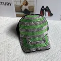 Gros plan détaillé des strass verts et argentés sur une casquette de luxe noire - Noir (Strass Vert Transparent et Argenté)