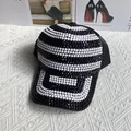 Dettaglio di un cappellino da baseball nero con strisce di strass e decori in cristallo - Nero (Bianco Solido e Strass Nero)