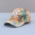 Gros plan sur la broderie feuille d'érable en perles et strass sur la casquette - Adulte, Réglable / Jaune-vert