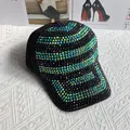 Détail des strass bleus et noirs sertis à la main sur une casquette de luxe - Noir (Strass Vert AB et Noir)