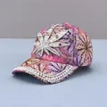 Détail d'une casquette de luxe avec feuille d'érable en strass et broderie de perles - Adulte, Réglable / Violet Rose