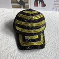 Dettaglio cappello da baseball nero con strass gialli e neri su corona e visiera piatta - Nero (Strass Giallo Trasparente e Nero)