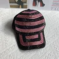 Détail de strass roses et noirs formant des rayures sur une casquette de luxe - Noir (Strass Rose Transparent et Noir)