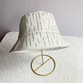Détail du chapeau bob blanc orné de rangées verticales de strass brillants sur toile - M (56-58cm) / Blanc