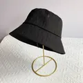 Détail d'un chapeau bob noir avec rayures verticales en strass sur un support doré - M (56-58cm) / Noir