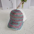 Détail de la casquette avec strass roses et turquoise scintillants en motif à rayures - Blanc (Strass Rose et Bleu Ciel)