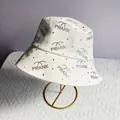 Dettaglio di cappello alla pescatora bianco con strass argentati a forma di PRANK e palme - M (56-58cm) / Bianco