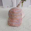 Détail des strass colorés étincelants sur le tissu d'une casquette de baseball rose - Rose (Blanc AB et Strass Rose Clair)