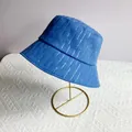 Detail van donkerblauwe vissershoed met verticale zilveren strass-strepen op een standaard - M (56-58cm) / Blauw