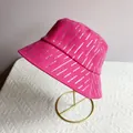 Détail du chapeau bob rose vif orné de paillettes argentées et de strass étincelants - M (56-58cm) / Rose rouge