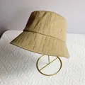 Detailweergave van verticale strass-patronen op de stof van een kaki vissershoedje - M (56-58cm) / Khaki