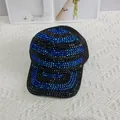 Vue détaillée des strass bleus et noirs sur une casquette de baseball de luxe - Noir (Strass Noir et Bleu)
