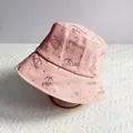 Dettaglio del cappello a secchiello in cotone rosa con lettere e palme in strass scintillanti - M (56-58cm) / Rosa & Viola
