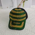 Détail d'une casquette de luxe avec strass verts et dorés sur tissu noir élégant - Noir (Strass Vert et Or/Jaune)