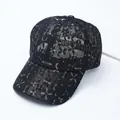 Detail der schwarzen Baseballkappe aus Spitze mit atmungsaktivem Mesh und Blumenmuster - Erwachsene / Schwarz