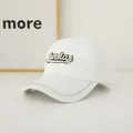 Detalle del bordado Sunday con diamantes de imitación y cristales en la gorra blanca de béisbol - Talla Adulto (Ajustable) / Blanco