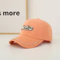 Detalle de gorra de béisbol naranja con bordado Sunday adornado con brillantes strass - Talla Adulto (Ajustable) / Naranja