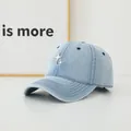 Dettaglio del cappello da baseball in denim lavato con decorazioni a stelle in metallo - Adulto Regolabile / Azzurro