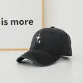 Dettaglio di un cappello da baseball in denim lavato con decorazioni a stella argentate - Adulto Regolabile / Nero