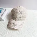 Detailweergave van roze kanten baseballpet met fonkelende stras-vlinder en LOVE-motieven erop - Volwassen Maat (Verstelbaar) / Roze