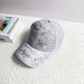 Detail van lavendel kant baseballpet met glinsterende strass vlinders en fijne kristallen - Volwassen Maat (Verstelbaar) / Violet
