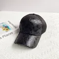 Dettaglio del cappello nero con texture geometrica lucida e rete traspirante sul retro - L (56-58cm) / Nero