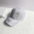 Detail der lila Spitzen-Baseballkappe mit floralen Strasssteinen und KISS-Schriftzug - Verstellbar (Erwachsene) / Hellviolett