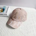 Dettaglio del ricamo floreale in pizzo e della trama traspirante di questo cappello estivo - Taglia Adulto (Regolabile) / Rosa