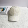 Dettaglio del pizzo floreale elegante e della rete traspirante sul cappello avorio - Taglia Adulto (Regolabile) / Beige