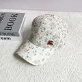 Détail d'une casquette de baseball fleurie avec décoration de cerise en strass 3D - Adulte, Réglable / Rouge Orangé