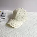Detailansicht glitzernder AB-Strasssteine auf einer cremeweißen Mode-Baseballkappe - Erwachsenengröße (Verstellbar) / Beige