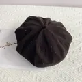 Dettaglio ravvicinato di un basco di lana nera decorato con file verticali di strass lucidi - M (56-58cm) / Nero
