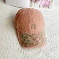 Détail de la casquette rose en laine d'agneau avec strass et broderie lettre R - Adulte, Réglable / Rose avec Strass AB